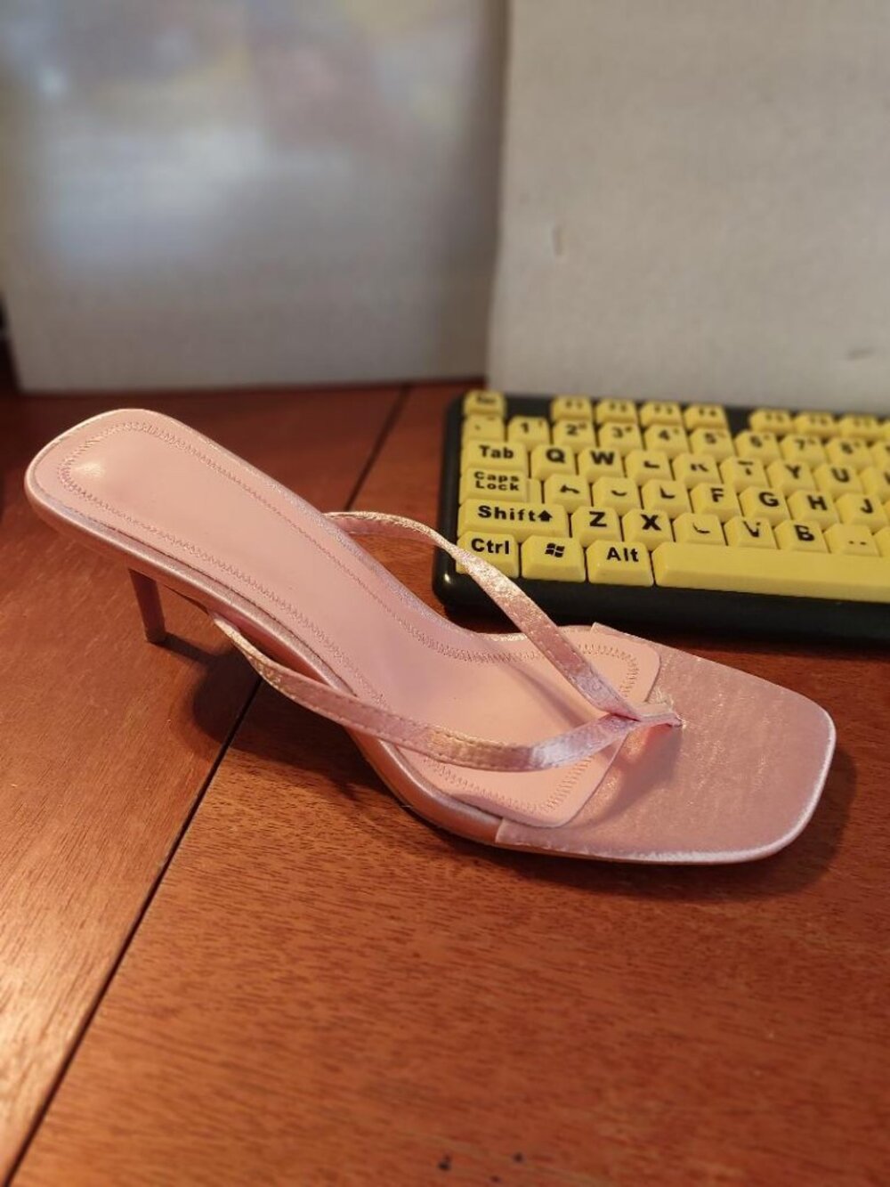 NEW ! Pink Satin Thong Heeled Sandal W Square Toe Slender Heel Size EU 39/U S8